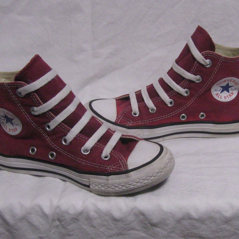 ***SOLD***Youth Converse All Star Chuck Taylor Red Canvas High Top Sneakers sz 1 - Picture 1 of 10